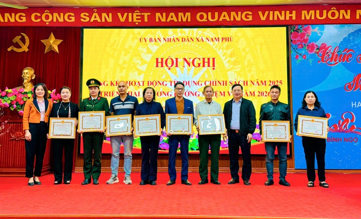 Nam Phù khen thưởng 13 tập thể, cá nhân tiêu biểu trong công tác tín dụng chính sách xã hội- Ảnh 5.