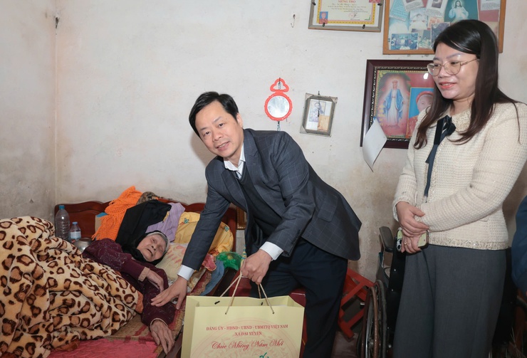 Các đồng chí lãnh đạo xã thăm, tặng quà nhân dịp Tết Nguyên đán Bính Ngọ 2026- Ảnh 3.