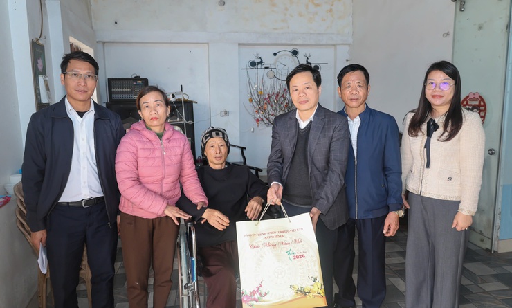 Các đồng chí lãnh đạo xã thăm, tặng quà nhân dịp Tết Nguyên đán Bính Ngọ 2026- Ảnh 4.