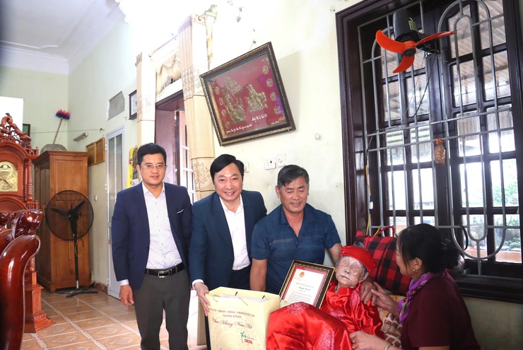 Các đồng chí lãnh đạo xã thăm, tặng quà nhân dịp Tết Nguyên đán Bính Ngọ 2026- Ảnh 1.