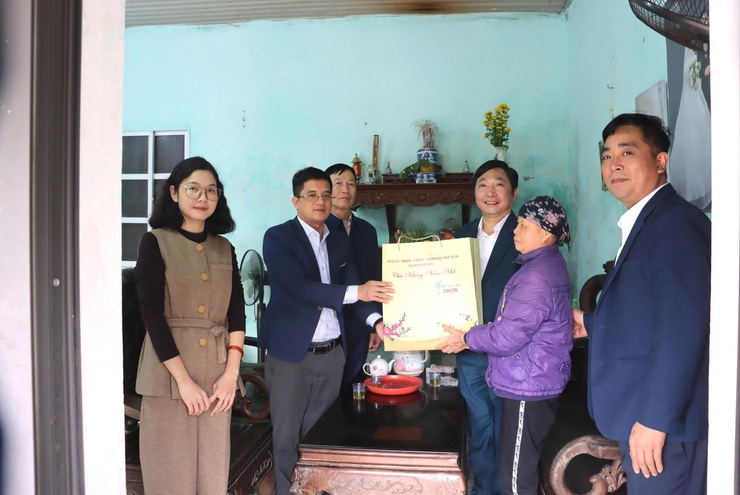 Các đồng chí lãnh đạo xã thăm, tặng quà nhân dịp Tết Nguyên đán Bính Ngọ 2026- Ảnh 2.
