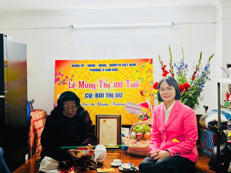 Lãnh đạo phường Ô Chợ Dừa thăm, tặng quà chúc thọ người cao tuổi nhân dịp đầu xuân Bính Ngọ 2026- Ảnh 2.