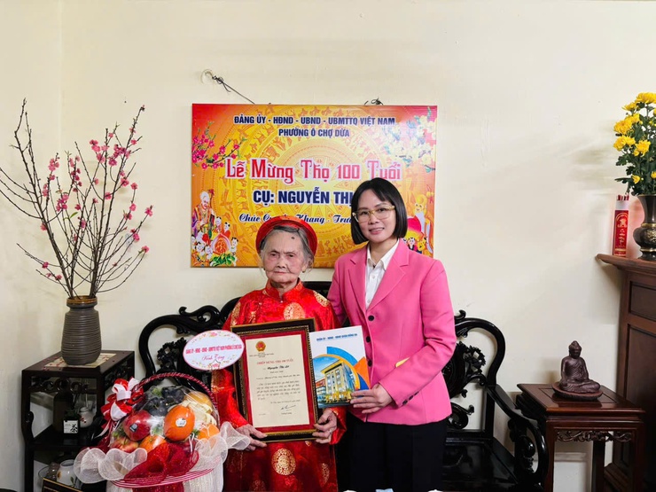 Lãnh đạo phường Ô Chợ Dừa thăm, tặng quà chúc thọ người cao tuổi nhân dịp đầu xuân Bính Ngọ 2026- Ảnh 1.