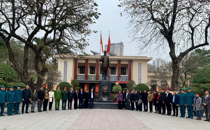 Phường Thanh Xuân: Thành kính Lễ dâng hương, báo công nhân kỷ niệm 96 năm Ngày thành lập Đảng- Ảnh 3.