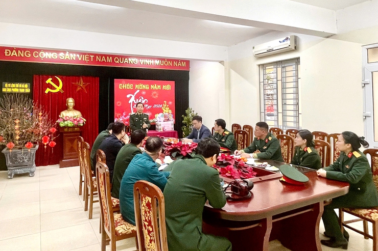 Đồng chí Thiếu tướng Nguyễn Đình Lưu - Phó Tư lệnh Bộ Tư lệnh Thủ đô Hà Nội thăm, chúc Tết Ban CHQS phường Thanh Xuân- Ảnh 5.