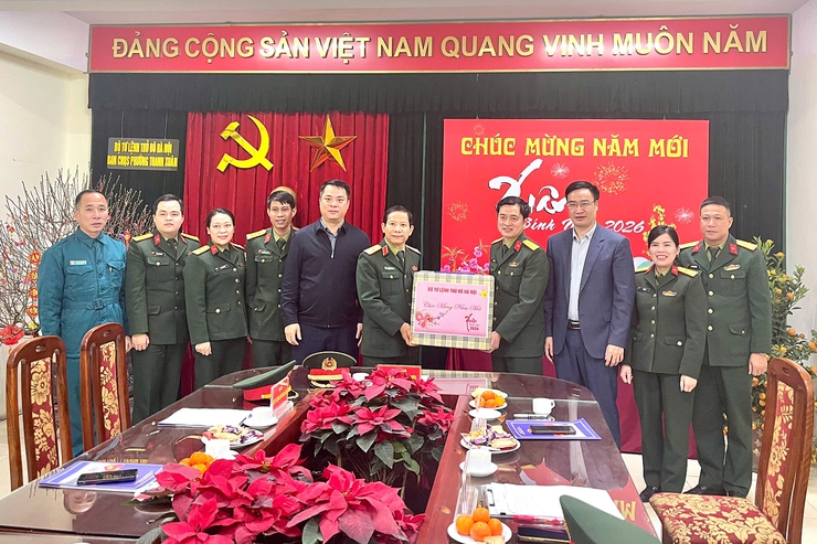 Đồng chí Thiếu tướng Nguyễn Đình Lưu - Phó Tư lệnh Bộ Tư lệnh Thủ đô Hà Nội thăm, chúc Tết Ban CHQS phường Thanh Xuân- Ảnh 4.