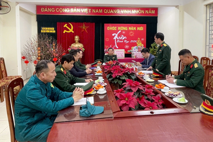 Đồng chí Thiếu tướng Nguyễn Đình Lưu - Phó Tư lệnh Bộ Tư lệnh Thủ đô Hà Nội thăm, chúc Tết Ban CHQS phường Thanh Xuân- Ảnh 1.