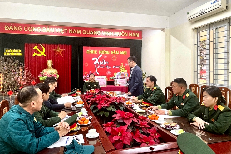 Đồng chí Thiếu tướng Nguyễn Đình Lưu - Phó Tư lệnh Bộ Tư lệnh Thủ đô Hà Nội thăm, chúc Tết Ban CHQS phường Thanh Xuân- Ảnh 2.