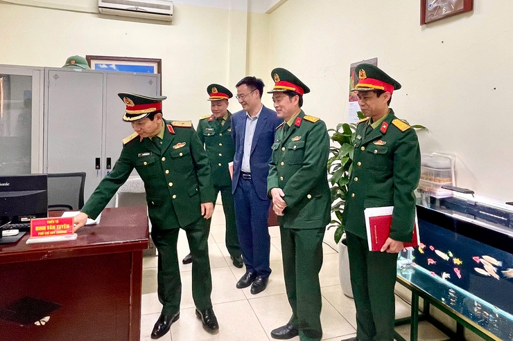 Đồng chí Thiếu tướng Nguyễn Đình Lưu - Phó Tư lệnh Bộ Tư lệnh Thủ đô Hà Nội thăm, chúc Tết Ban CHQS phường Thanh Xuân- Ảnh 8.