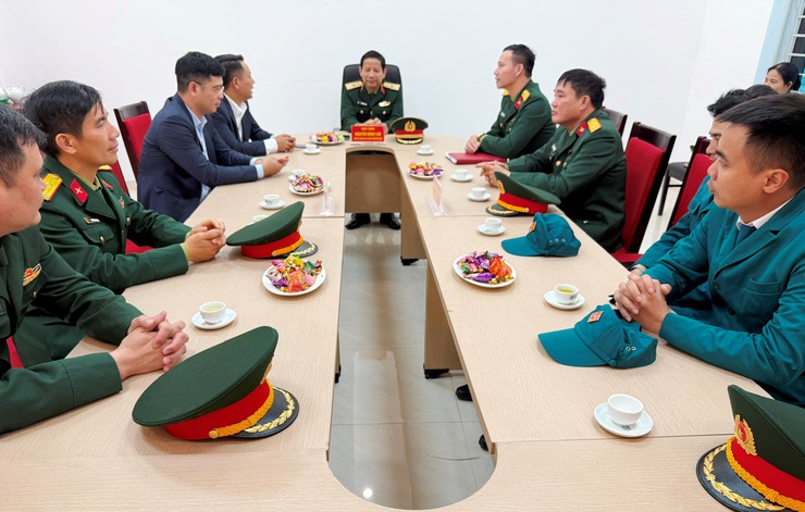 Thiếu tướng Nguyễn Đình Lưu, Phó Tư lệnh Bộ Tư lệnh Thủ đô Hà Nội thăm&nbsp;và tặng quà Ban chỉ huy Quân sự xã Quốc Oai- Ảnh 1.