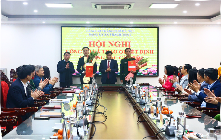 THẠCH THẤT CÔNG BỐ VÀ TRAO QUYẾT ĐỊNH VỀ CÔNG TÁC CÁN BỘ- Ảnh 1.