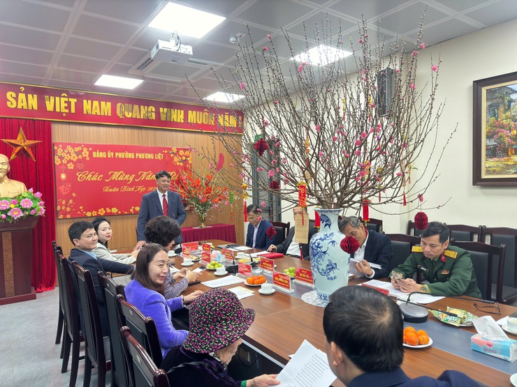 Phương Liệt tổ chức gặp mặt cán bộ lão thành cách mạng, cán bộ tiền khởi nghĩa, cán bộ thuộc diện Ban Thường vụ Thành uỷ quản lý nghỉ hưu trên địa bàn nhân dịp Tết Nguyên đán Bính Ngọ 2026- Ảnh 1.