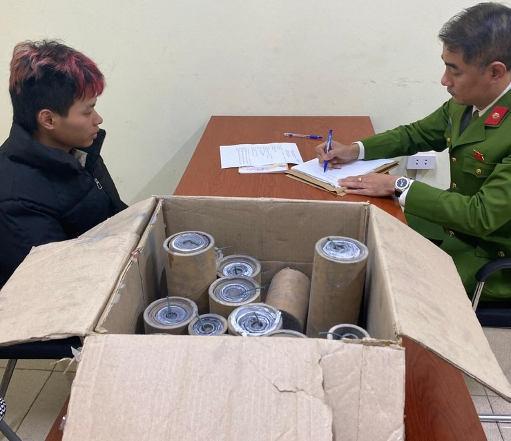 Công an phường Lĩnh Nam phát hiện, thu giữ 16 khối pháo nổ trái phép- Ảnh 1.