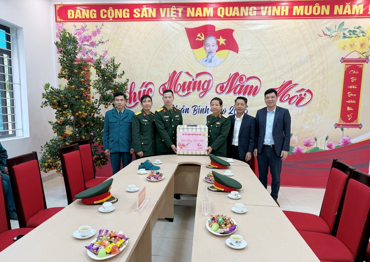 Thiếu tướng Nguyễn Đình Lưu, Phó Tư lệnh Bộ Tư lệnh Thủ đô Hà Nội thăm&nbsp;và tặng quà Ban chỉ huy Quân sự xã Quốc Oai- Ảnh 2.