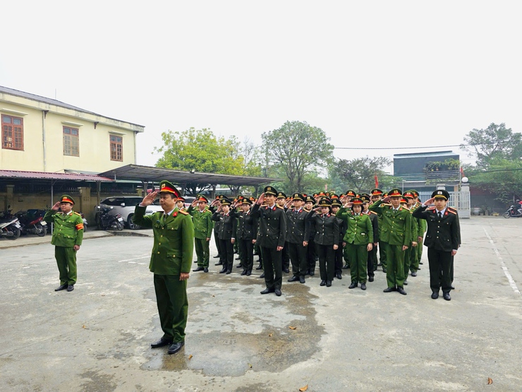 Công an phường Phú Lương tổ chức sinh hoạt chính trị kỷ niệm 96 năm Ngày thành lập Đảng- Ảnh 2.