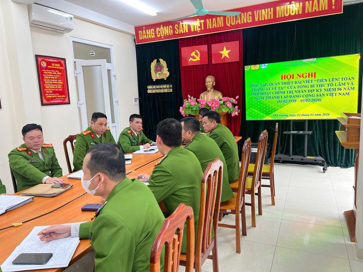 Công an phường Phú Lương tổ chức sinh hoạt chính trị kỷ niệm 96 năm Ngày thành lập Đảng- Ảnh 1.