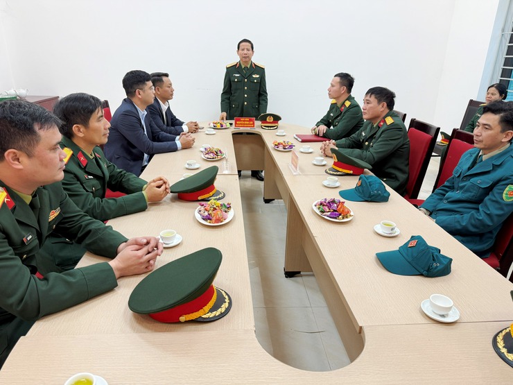 Thiếu tướng Nguyễn Đình Lưu, Phó Tư lệnh Bộ Tư lệnh Thủ đô Hà Nội thăm&nbsp;và tặng quà Ban chỉ huy Quân sự xã Quốc Oai- Ảnh 3.