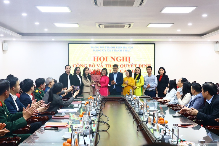 THẠCH THẤT CÔNG BỐ VÀ TRAO QUYẾT ĐỊNH VỀ CÔNG TÁC CÁN BỘ- Ảnh 3.