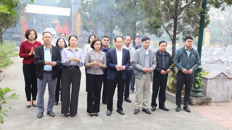 Phó Bí thư thường trực Đảng ủy xã Nguyễn Thị Ngọc Hà thăm, tặng quà gia đình chính sách, người có công- Ảnh 1.