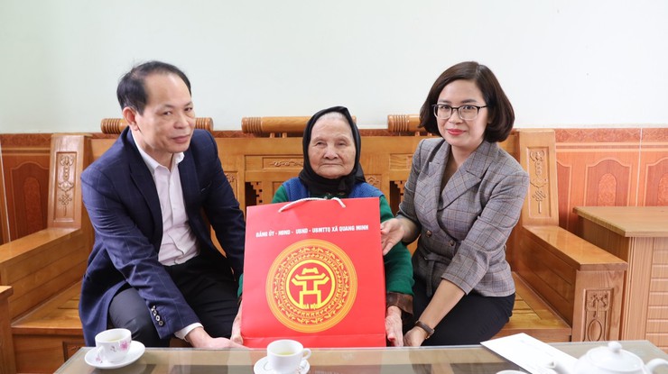 Phó Bí thư thường trực Đảng ủy xã Nguyễn Thị Ngọc Hà thăm, tặng quà gia đình chính sách, người có công- Ảnh 2.