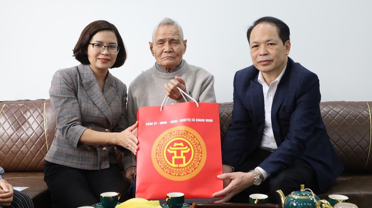 Phó Bí thư thường trực Đảng ủy xã Nguyễn Thị Ngọc Hà thăm, tặng quà gia đình chính sách, người có công- Ảnh 3.