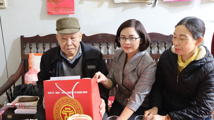 Phó Bí thư thường trực Đảng ủy xã Nguyễn Thị Ngọc Hà thăm, tặng quà gia đình chính sách, người có công- Ảnh 4.