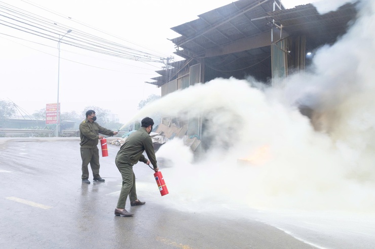 Xã Ứng Thiên chủ động diễn tập phương án chữa cháy và cứu nạn, cứu hộ bảo đảm an toàn cho Nhân dân dịp Tết Nguyên đán- Ảnh 3.