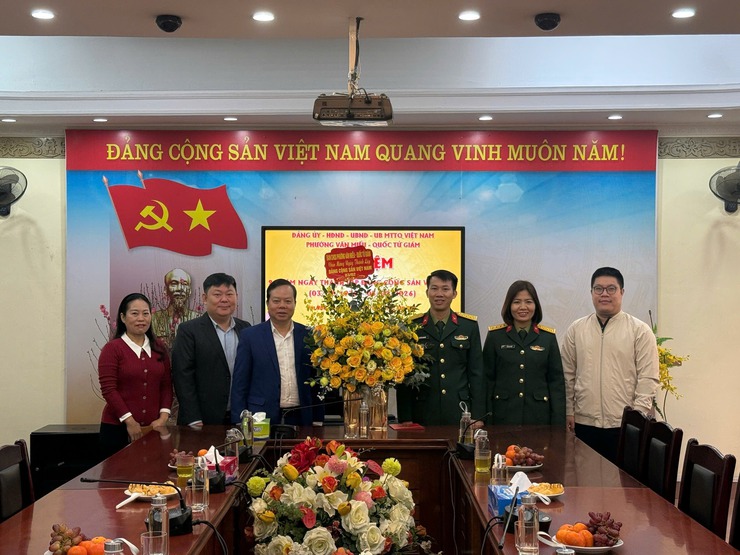 Các cơ quan, đơn vị phường Văn Miếu - Quốc Tử Giám tặng hoa chúc mừng Đảng uỷ phường nhân kỷ niệm 96 năm ngày thành lập Đảng Cộng sản Việt Nam- Ảnh 4.