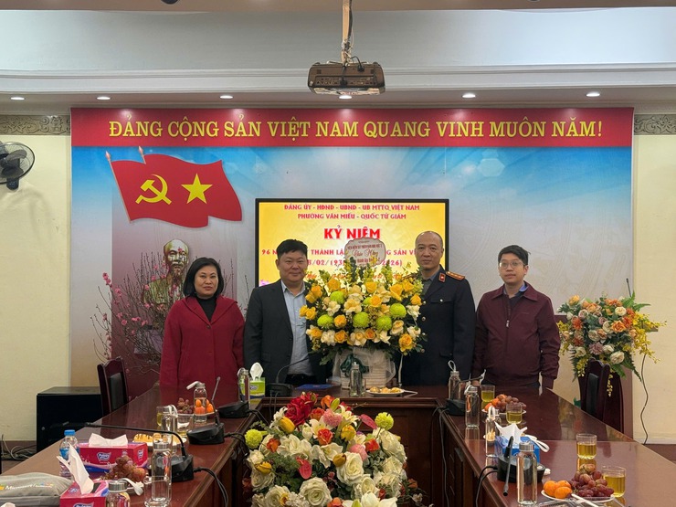 Các cơ quan, đơn vị phường Văn Miếu - Quốc Tử Giám tặng hoa chúc mừng Đảng uỷ phường nhân kỷ niệm 96 năm ngày thành lập Đảng Cộng sản Việt Nam- Ảnh 3.