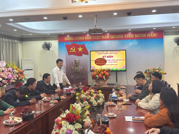 Các cơ quan, đơn vị phường Văn Miếu - Quốc Tử Giám tặng hoa chúc mừng Đảng uỷ phường nhân kỷ niệm 96 năm ngày thành lập Đảng Cộng sản Việt Nam- Ảnh 5.