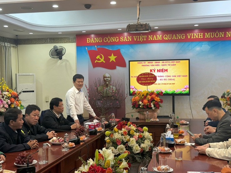 Các cơ quan, đơn vị phường Văn Miếu - Quốc Tử Giám tặng hoa chúc mừng Đảng uỷ phường nhân kỷ niệm 96 năm ngày thành lập Đảng Cộng sản Việt Nam- Ảnh 1.