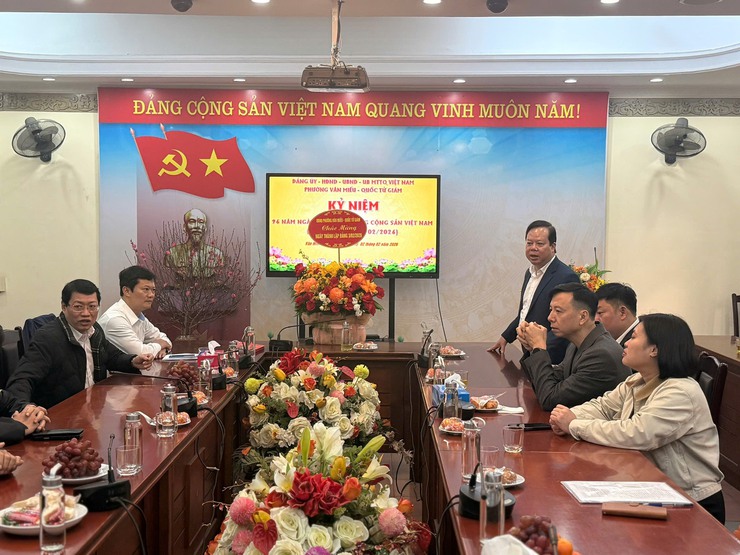 Các cơ quan, đơn vị phường Văn Miếu - Quốc Tử Giám tặng hoa chúc mừng Đảng uỷ phường nhân kỷ niệm 96 năm ngày thành lập Đảng Cộng sản Việt Nam- Ảnh 2.