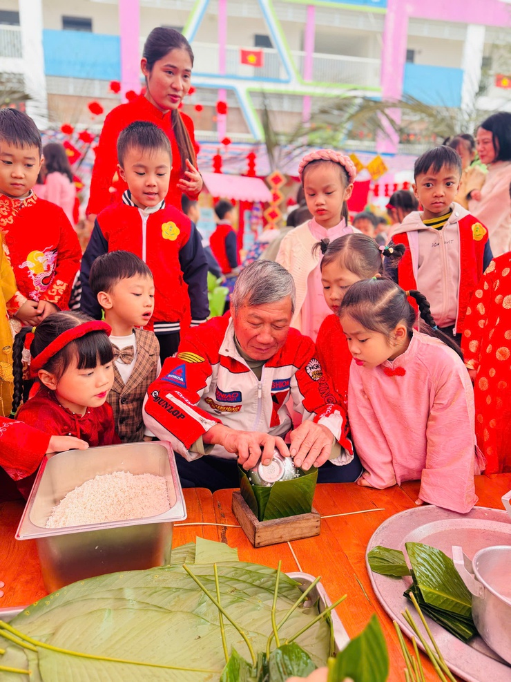 TRẢI NGHIỆM “BÉ VUI ĐÓN TẾT” - MỪNG XUÂN BÍNH NGỌ 2016 TẠI TRƯỜNG MẦM NON KIM QUAN - Ảnh 2.