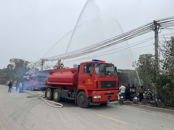 Xã Ứng Thiên chủ động diễn tập phương án chữa cháy và cứu nạn, cứu hộ bảo đảm an toàn cho Nhân dân dịp Tết Nguyên đán- Ảnh 2.