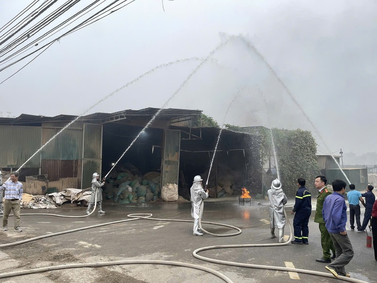 Xã Ứng Thiên chủ động diễn tập phương án chữa cháy và cứu nạn, cứu hộ bảo đảm an toàn cho Nhân dân dịp Tết Nguyên đán- Ảnh 4. Xã Ứng Thiên chủ động diễn tập phương án chữa cháy và cứu nạn, cứu hộ bảo đảm an toàn cho Nhân dân dịp Tết Nguyên đán- Ảnh 4.