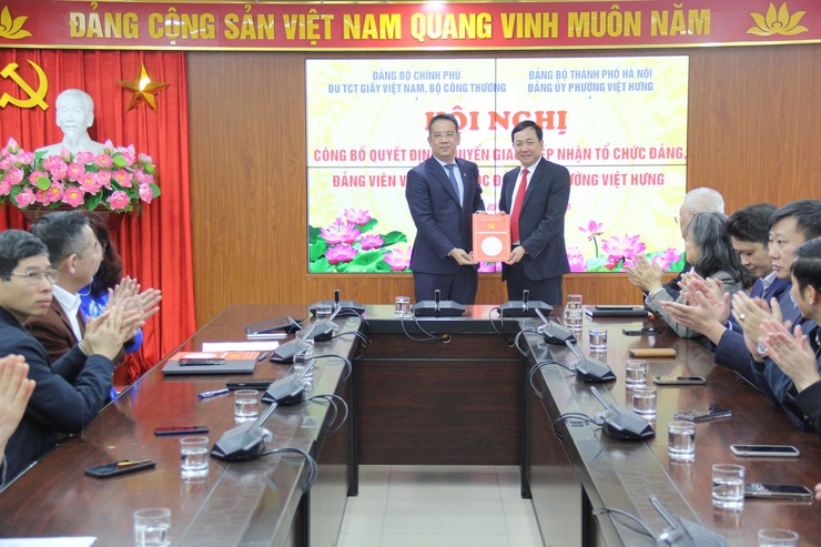 Phường Việt Hưng tổ chức hội nghị tiếp nhận 02 tổ chức cơ sở đảng và đảng viên.- Ảnh 3.