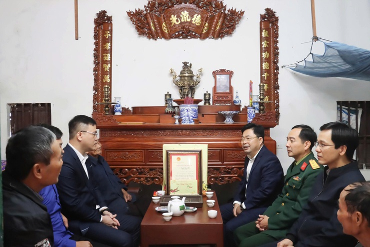 Đồng chí Bí  thư Đảng uỷ xã thăm, chúc Tết người cao tuổi tròn 100 tuổi và người có công với cách mạng- Ảnh 2.