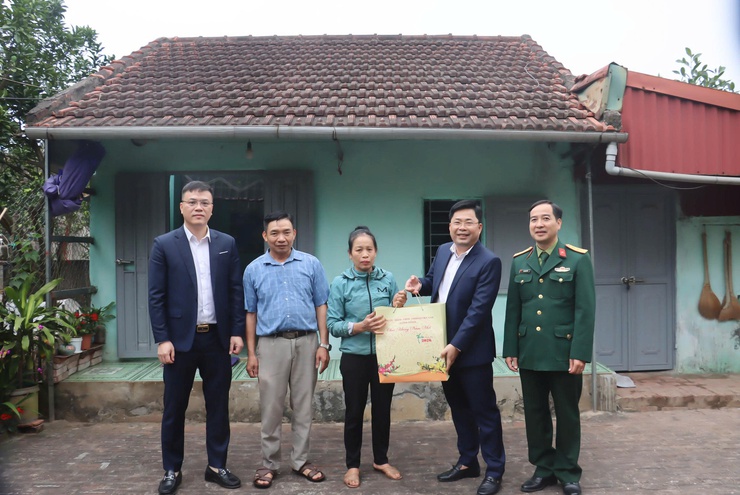 Đồng chí Bí  thư Đảng uỷ xã thăm, chúc Tết người cao tuổi tròn 100 tuổi và người có công với cách mạng- Ảnh 4.