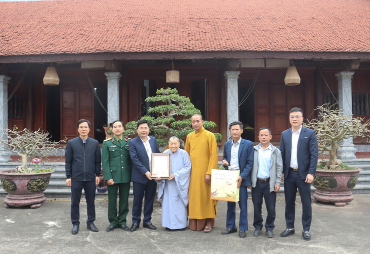 Đồng chí Bí  thư Đảng uỷ xã thăm, chúc Tết người cao tuổi tròn 100 tuổi và người có công với cách mạng- Ảnh 1.