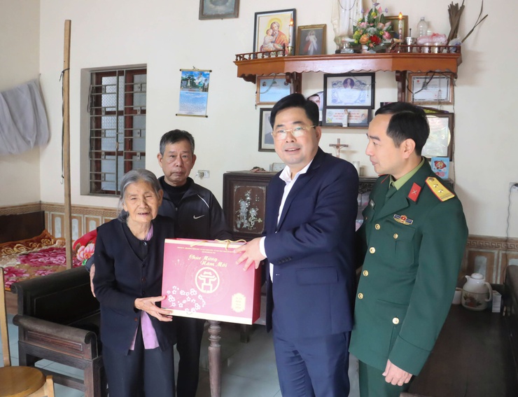 Đồng chí Bí  thư Đảng uỷ xã thăm, chúc Tết người cao tuổi tròn 100 tuổi và người có công với cách mạng- Ảnh 3.