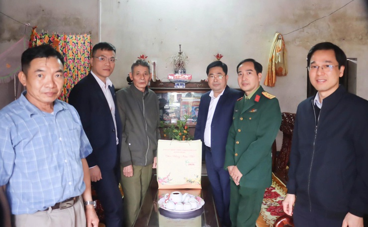 Đồng chí Bí  thư Đảng uỷ xã thăm, chúc Tết người cao tuổi tròn 100 tuổi và người có công với cách mạng- Ảnh 5.