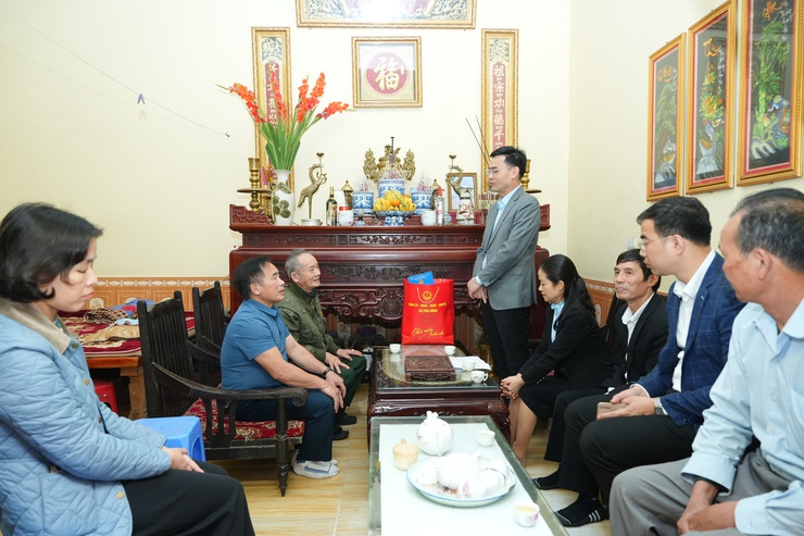 XÃ PHÙ ĐỔNG THĂM, TẶNG QUÀ NGƯỜI CAO TUỔI TRÒN 100 TUỔI VÀ GIA ĐÌNH CHÍNH SÁCH NHÂN DỊP TẾT BÍNH NGỌ 2026- Ảnh 2.