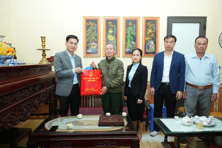 XÃ PHÙ ĐỔNG THĂM, TẶNG QUÀ NGƯỜI CAO TUỔI TRÒN 100 TUỔI VÀ GIA ĐÌNH CHÍNH SÁCH NHÂN DỊP TẾT BÍNH NGỌ 2026- Ảnh 6.