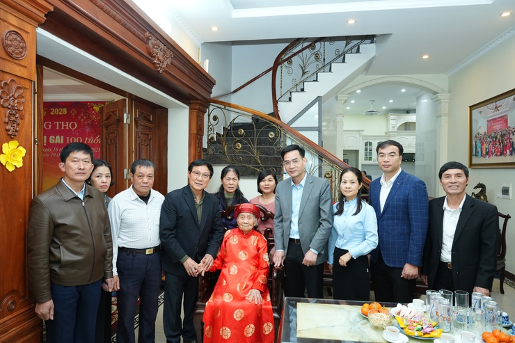 XÃ PHÙ ĐỔNG THĂM, TẶNG QUÀ NGƯỜI CAO TUỔI TRÒN 100 TUỔI VÀ GIA ĐÌNH CHÍNH SÁCH NHÂN DỊP TẾT BÍNH NGỌ 2026- Ảnh 1.