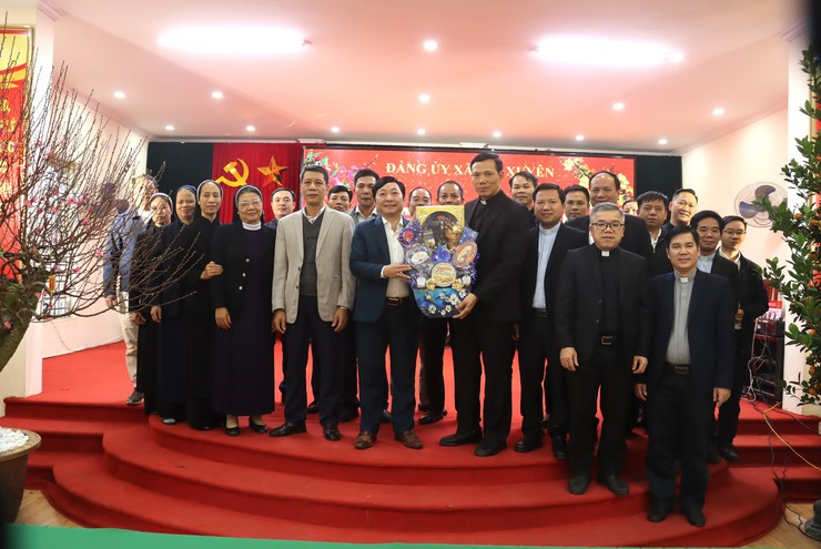     Linh mục các giáo xứ xã Đại Xuyên chúc Tết lãnh đạo xã, khẳng định tinh thần đoàn kết, đồng hành cùng phát triển  - Ảnh 1.