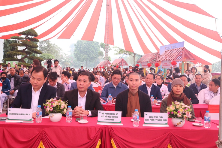 Đồng chí Nguyễn Ngọc Tú – phó Bí thư Đảng ủy , Chủ tịch UBND xã Bất Bạt. thăm, tặng quà tết tại bệnh viện Đa khoa Ba Vì- Ảnh 2.