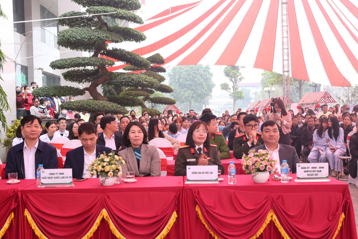 Đồng chí Nguyễn Ngọc Tú – phó Bí thư Đảng ủy , Chủ tịch UBND xã Bất Bạt. thăm, tặng quà tết tại bệnh viện Đa khoa Ba Vì- Ảnh 1.