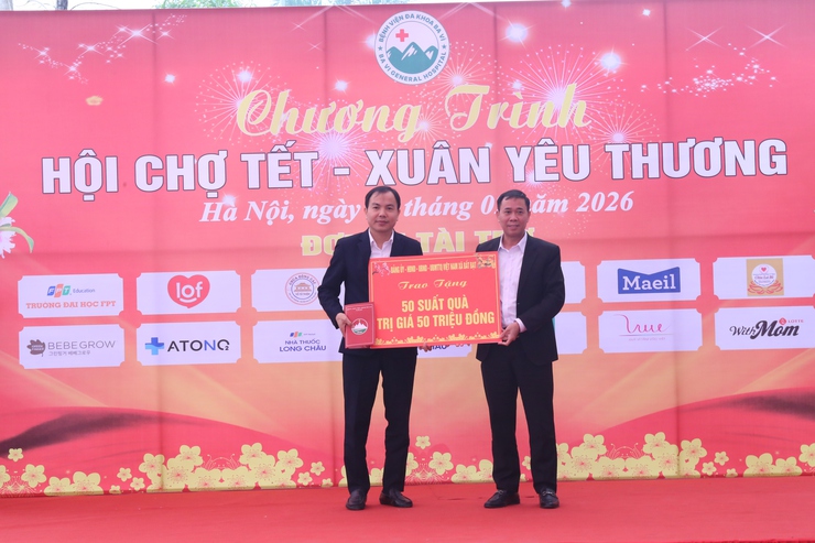 Đồng chí Nguyễn Ngọc Tú – phó Bí thư Đảng ủy , Chủ tịch UBND xã Bất Bạt. thăm, tặng quà tết tại bệnh viện Đa khoa Ba Vì- Ảnh 3.