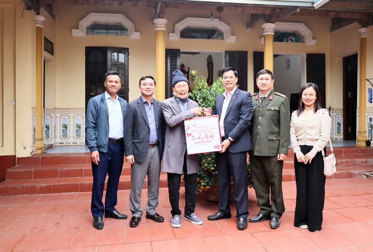 Đồng chí Bí thư Đảng ủy xã Quảng Bị Nguyễn Trường năng thăm và chúc Tết đồng chí nguyên Bí thư Huyện ủy; Nguyện chủ tịch UBND huyện Chương Mỹ

- Ảnh 2.