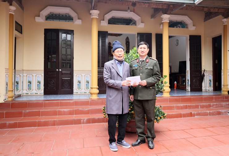 Đồng chí Bí thư Đảng ủy xã Quảng Bị Nguyễn Trường năng thăm và chúc Tết đồng chí nguyên Bí thư Huyện ủy; Nguyện chủ tịch UBND huyện Chương Mỹ

- Ảnh 3.